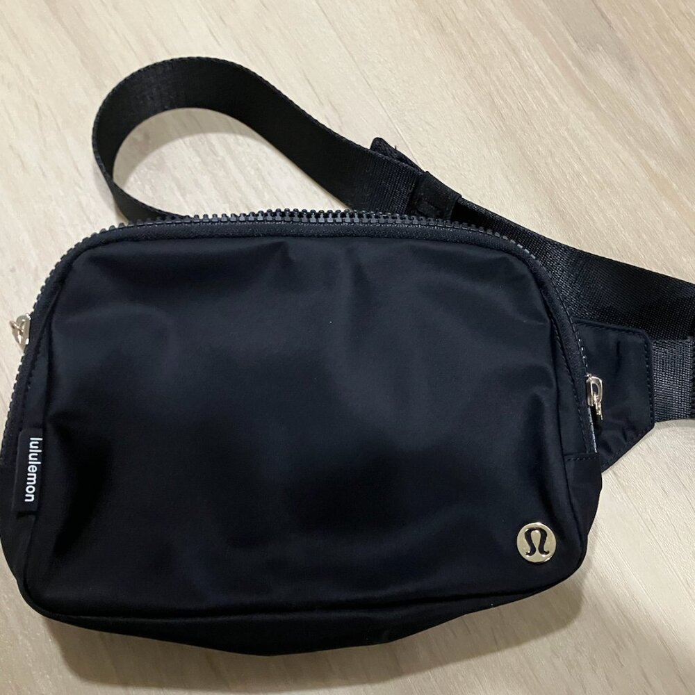 Lululemon Everywhere Belt Bag 2L Black NWOT